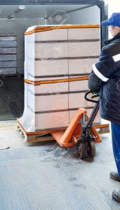 lastaus-171x300 Worker loading on truck